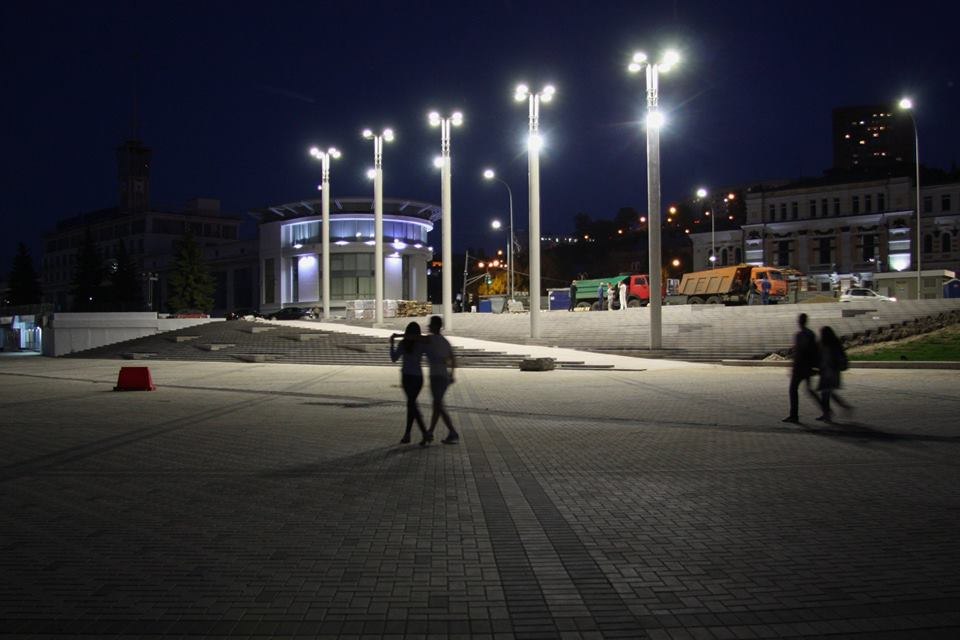 На Нижне-Волжской набережной включили подсветку (ФОТО)