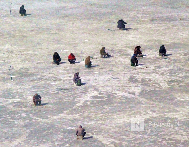 20 рыбаков оказались на дрейфующей льдине в Заволжье