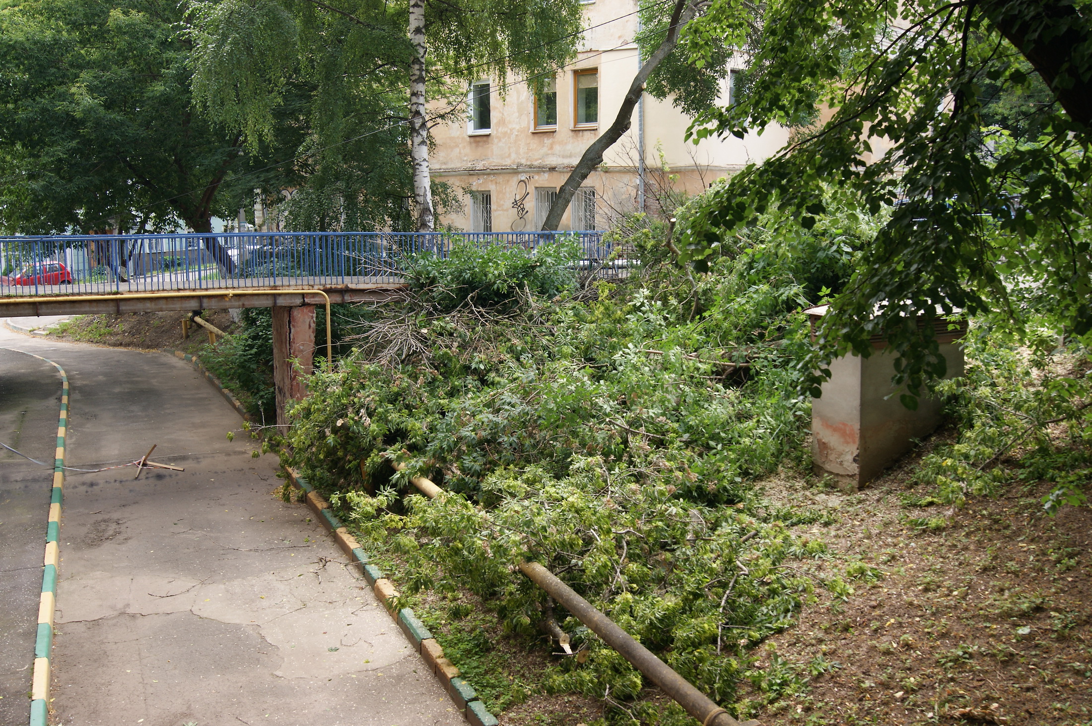 На улице Ильинской рабочие приступили к ремонту переходных мостиков - фото 1