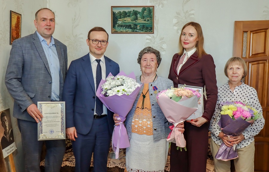 Энергетики &laquo;Т Плюс&raquo; поздравили с приближающимся юбилеем Победы ветерана труда Капитолину Егорову - фото 1