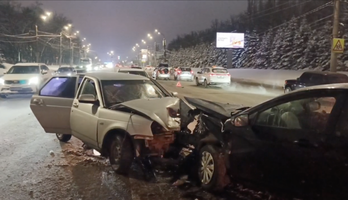 Массовое ДТП с пострадавшими произошло на проспекте Гагарина - фото 1