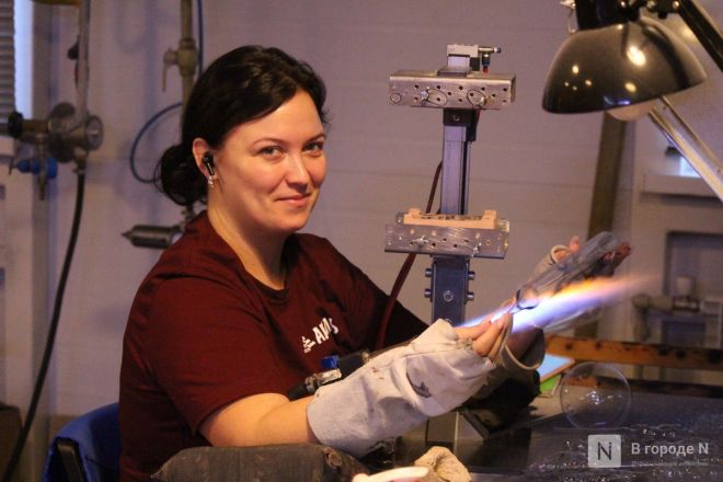 Волшебство из стекла: фоторепортаж с фабрики елочных игрушек в Нижнем Новгороде - фото 54