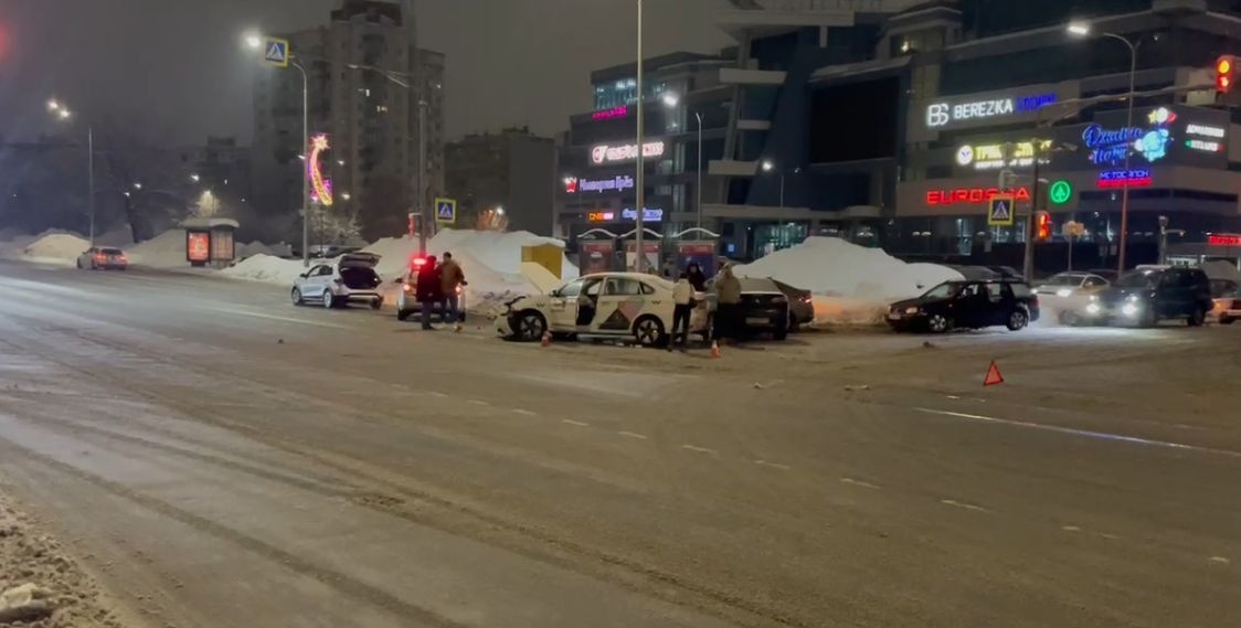 Пассажирка такси пострадала в жестком ДТП с тремя машинами в Нижнем Новгороде - фото 1