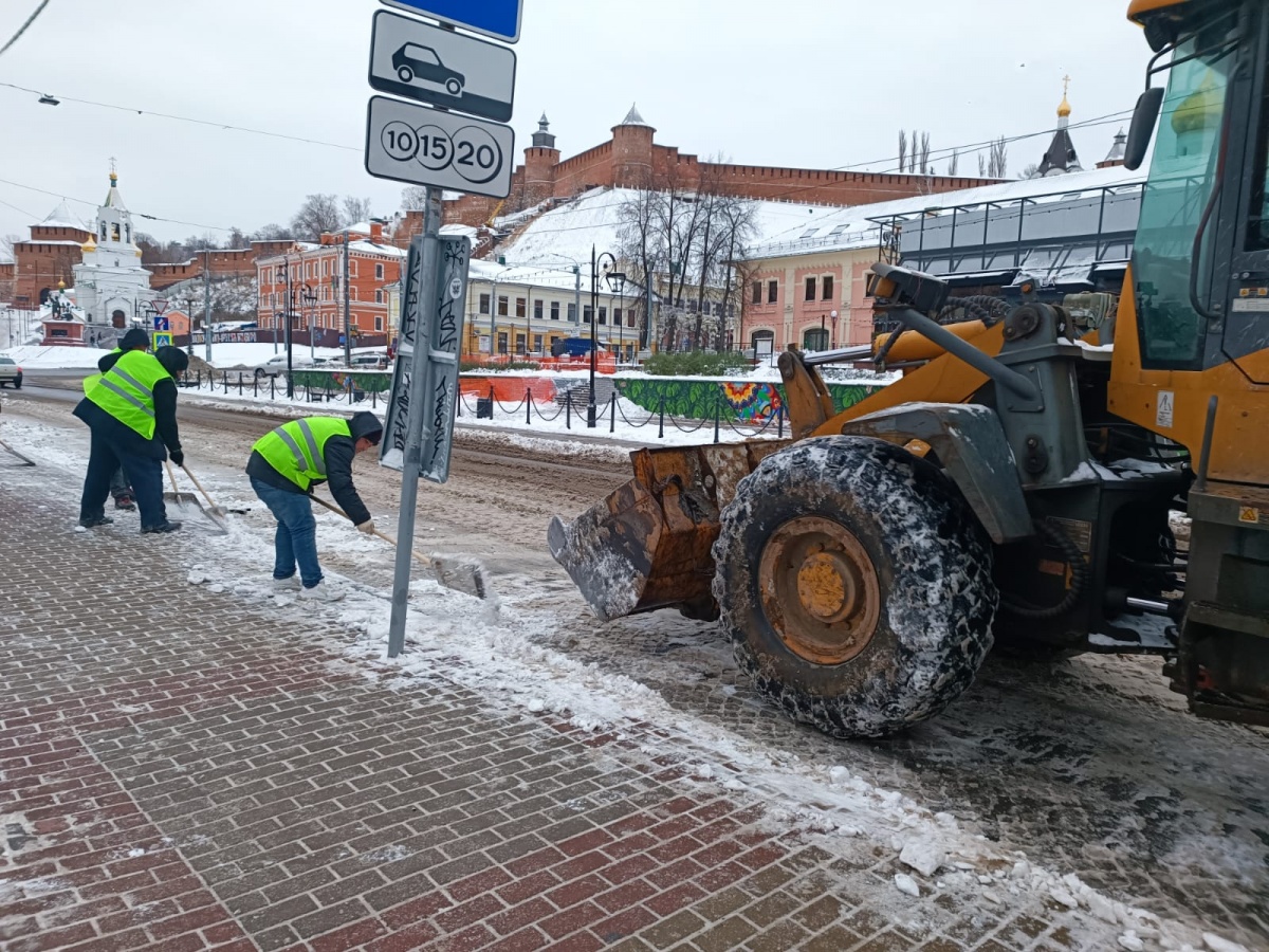 400 единиц техники устраняют последствия снегопада в Нижнем Новгороде