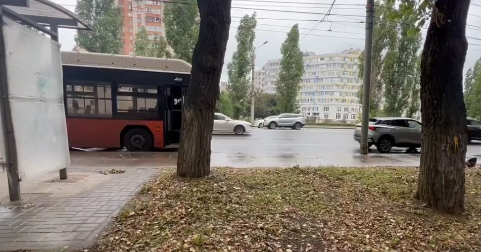Легковушка протаранила автобус в Нижнем Новгороде: пострадала женщина - фото 1