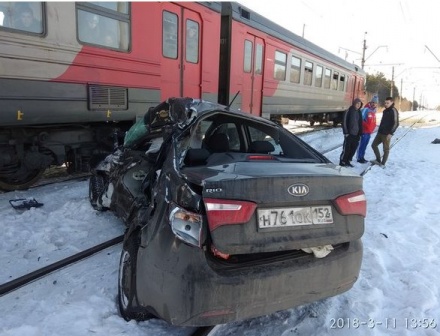 Автомобиль столкнулся с электричкой в Нижегородской области: водитель погиб (ФОТО)