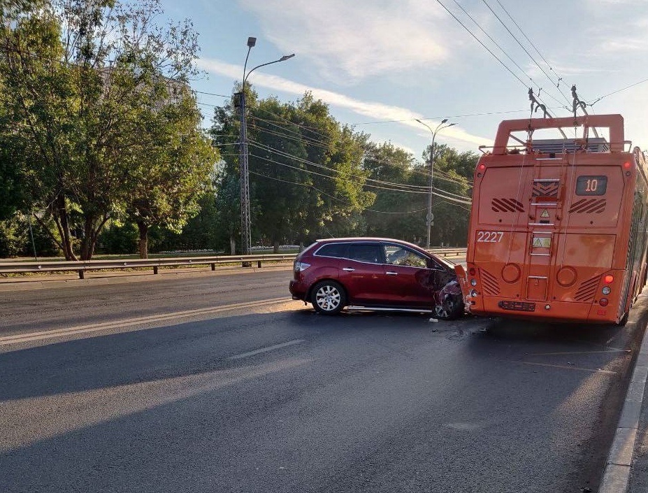 Mazda с арбузами врезалась в бесконтактный троллейбус в Московском районе - фото 1