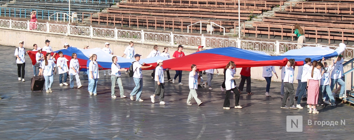 Шествие со стометровым триколором стартовало в Нижнем Новгороде - фото 1