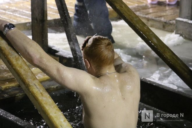 Мороз по коже: фоторепортаж с крещенских купаний в Нижнем Новгороде - фото 22