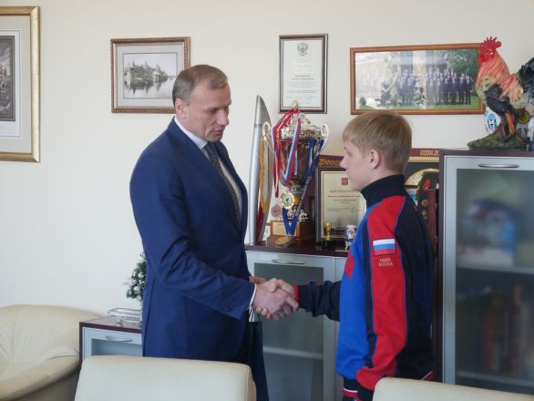 Нижегородского чемпиона мира по хоккею с мячом поздравили в кремле - фото 1