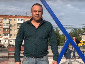 Дзержинцы высмеяли новый арт-объект, зачитав на его фоне стихи