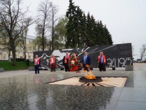 Члены нижегородского отделения КПРФ возложили цветы к Вечному огню