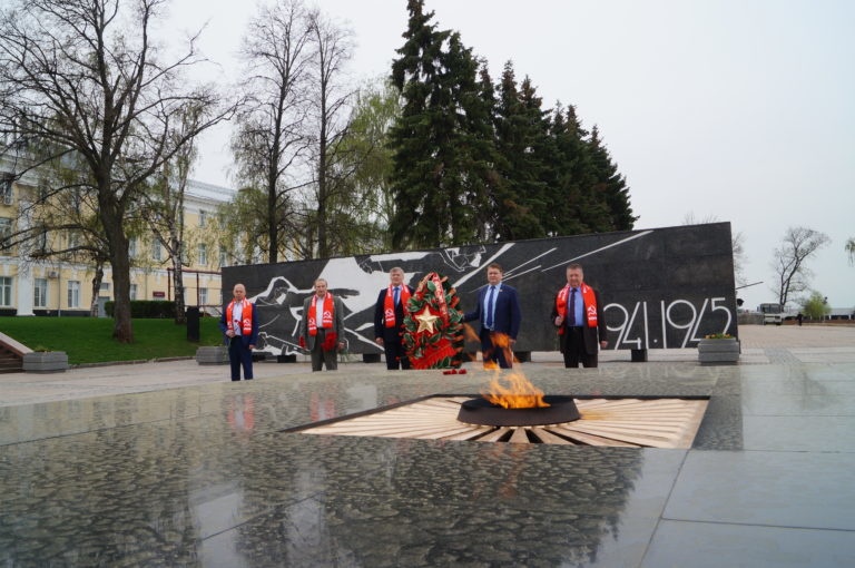 Члены нижегородского отделения КПРФ возложили цветы к Вечному огню - фото 1