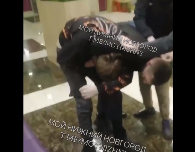 Охранник подрался с подростками в нижегородском торговом центре - фото 1