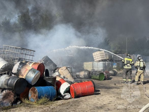 Опубликованы фото с места мощного пожара на заводе в Дзержинске - фото 4