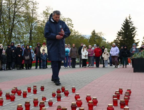 700 свечей зажгли дзержинцы в память о героях Великой Отечественной войны - фото 3