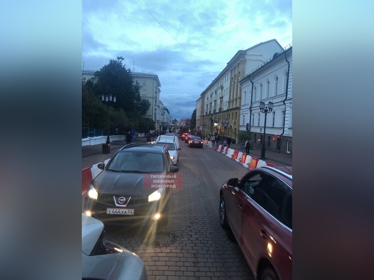 Соцсети: автомобильная пробка образовалась на главной пешеходной улице Нижнего Новгорода