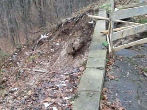 Фотографии оползшего склона на Верхневолжской набережной появились в соцсетях