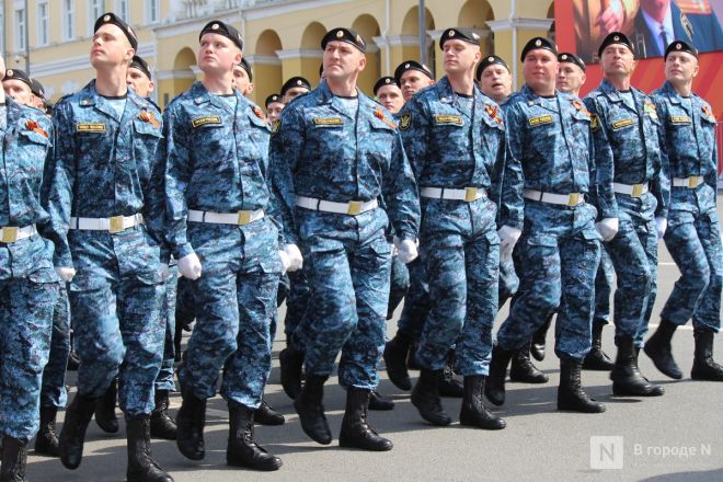 Фоторепортаж: парад в честь 80-й годовщины Победы прошел в Нижнем Новгороде - фото 15