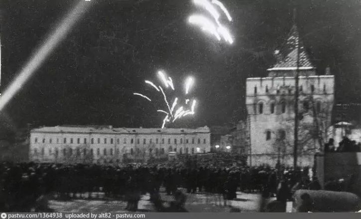 Новый год на площади Минина / pastvu.com От XIX века до советских времен: как раньше отмечали Новый год в Нижнем Новгороде — фото - фото 29