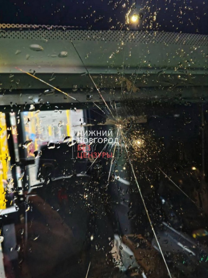 Хулиганы снова разбили стекло трамвая №6 в Нижнем Новгороде - фото 1