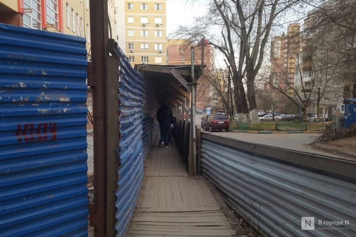 Жители Советского района жалуются на затрудняющий движение синий забор - фото 1