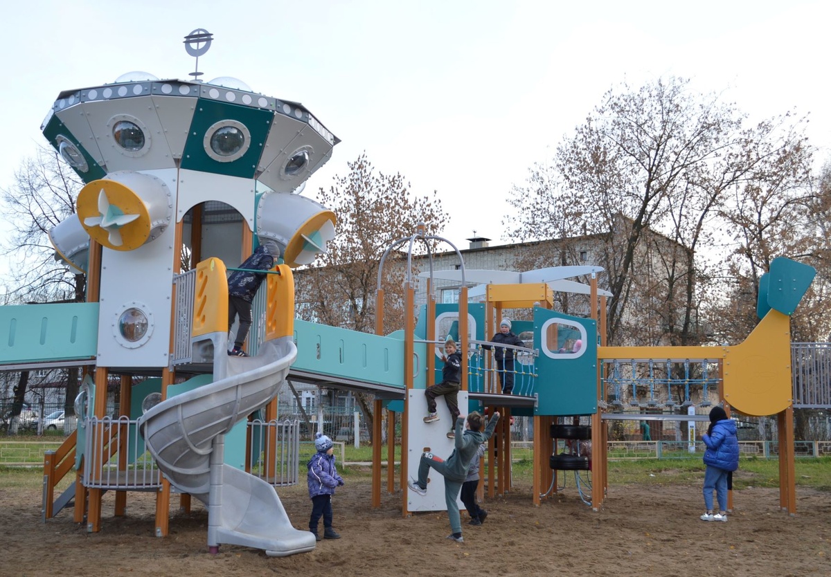 Детская площадка в виде вертолета появилась в Московском районе Нижнего Новгорода - фото 1