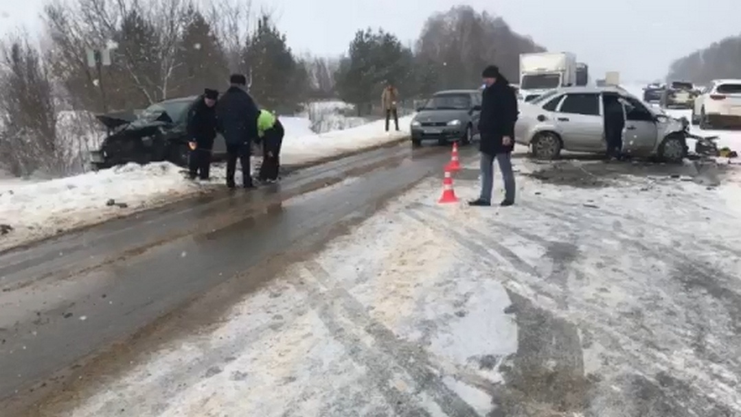 Три человека получили ранения в столкновении легковушек в Шатковском районе