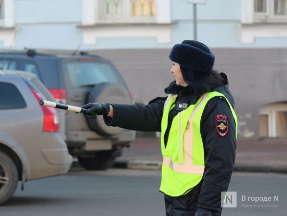 Девушки-полицейские поздравили нижегородских водителей с Днем защитника Отечества - фото 30
