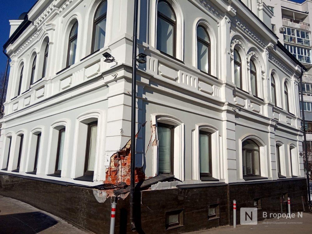 Угол исторического здания на Ильинке повредил водитель грейдера - фото 1