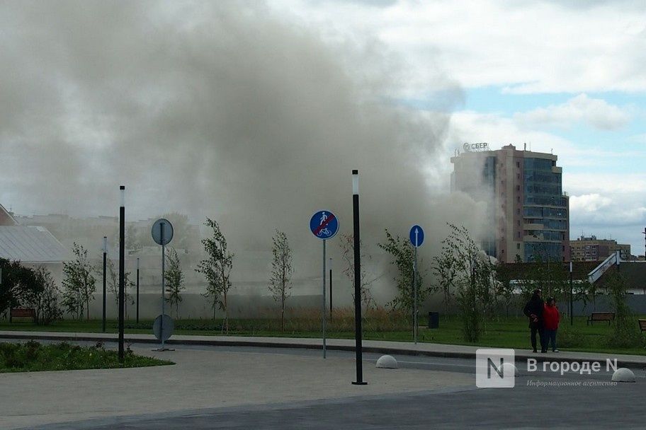 Гараж загорелся на Стрелке в Нижнем Новгороде