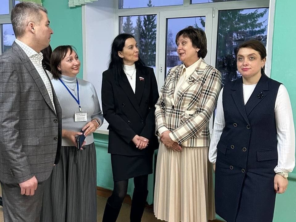 Депутат Гриневич помогла купить газонокосилку школе в Богородске - фото 1