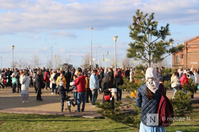 Шли Крестным ходом и ели гигантский кулич: как прошла Пасха в Нижнем Новгороде — фоторепортаж - фото 36