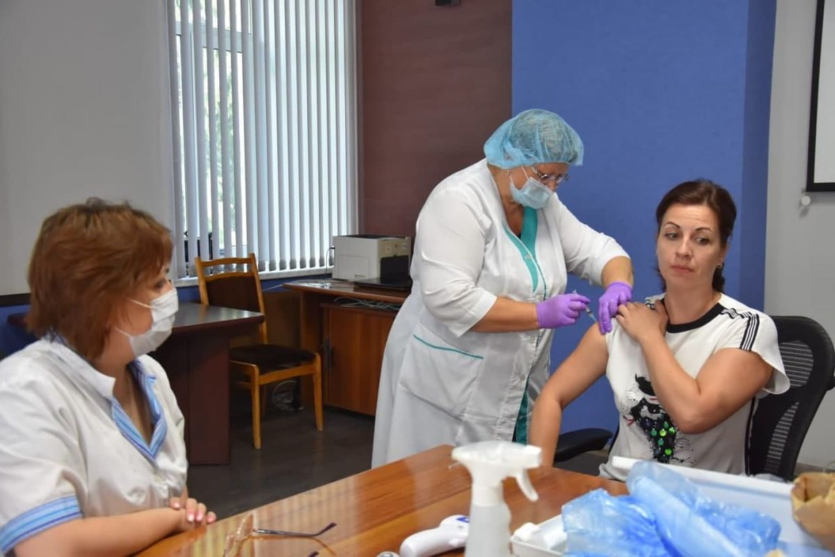 Стимулировать выплатами будут сотрудников Дзержинского завода за прививки