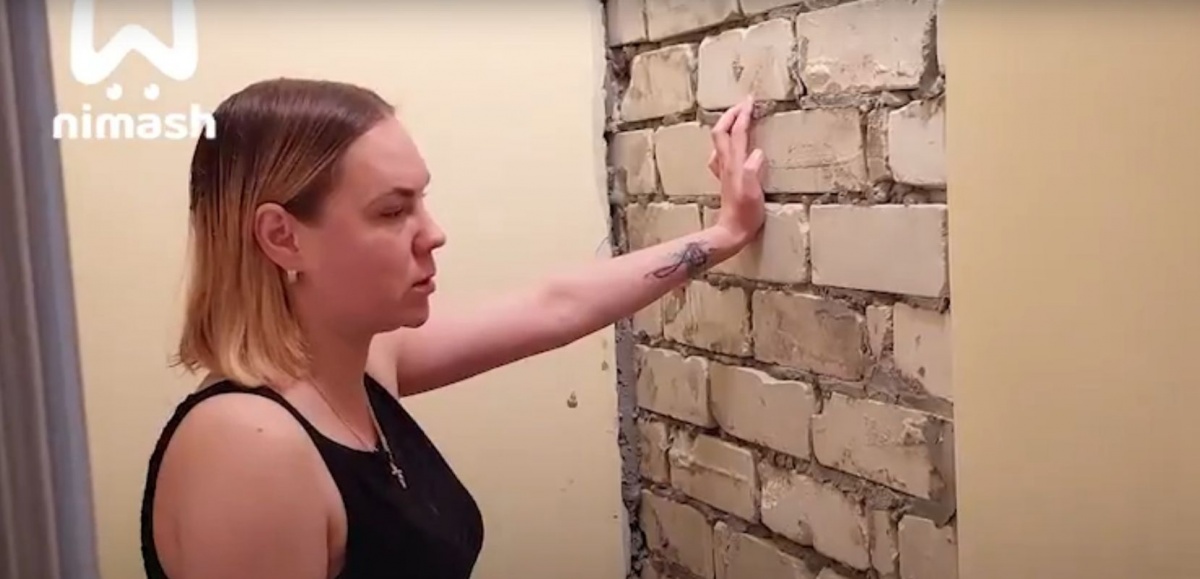 Жительница Дзержинска намерена судиться с соседями из-за сломанной стены - фото 1