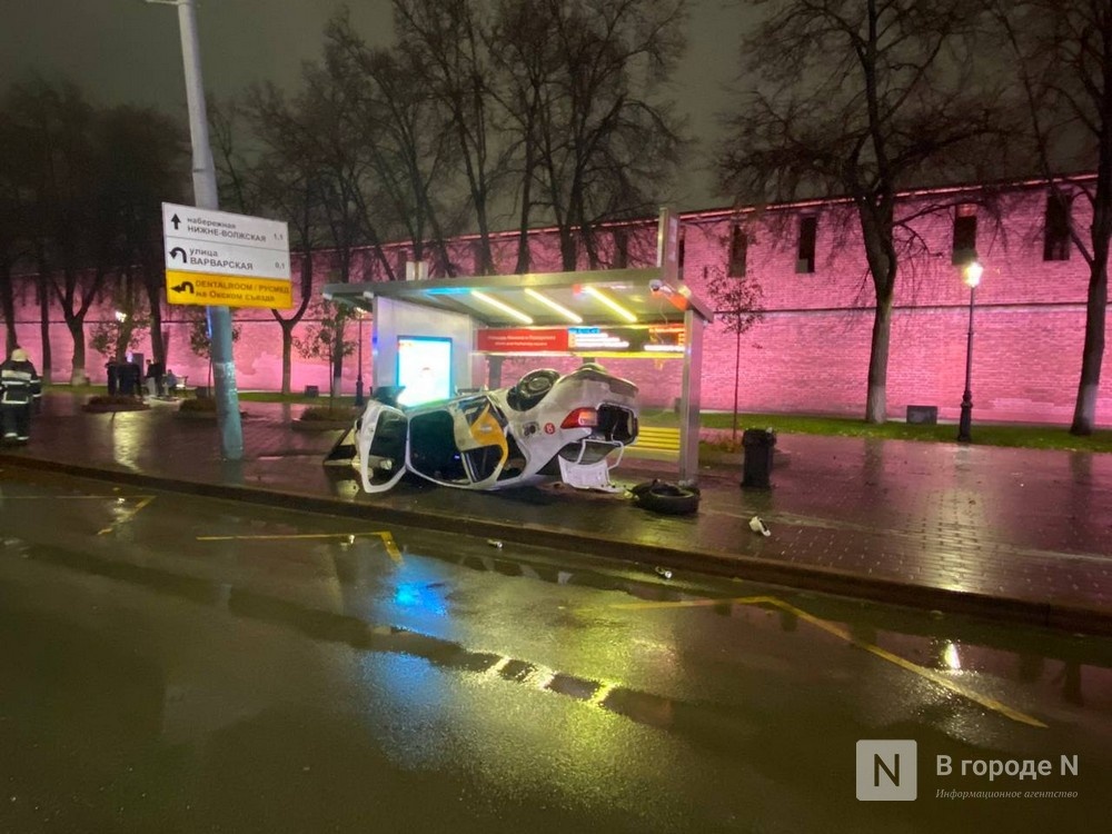 Появилось видео ДТП с перевернувшимся такси в Нижнем Новгороде