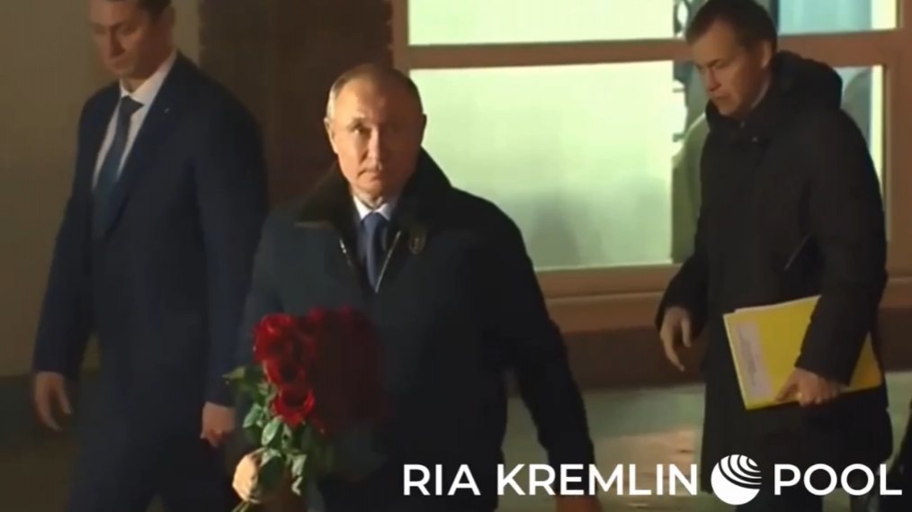 Путин возложил цветы к памятнику в Сарове - фото 1