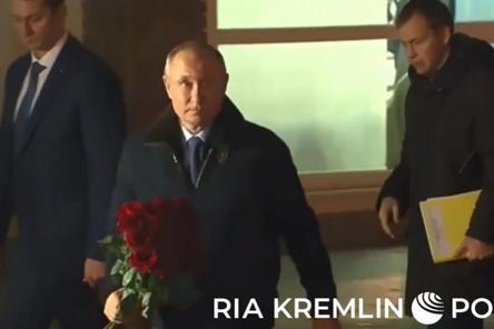 Путин возложил цветы к памятнику в Сарове