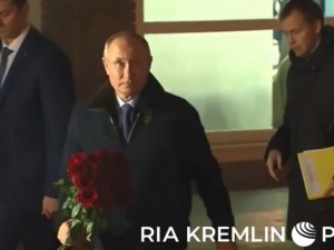 Путин возложил цветы к памятнику в Сарове