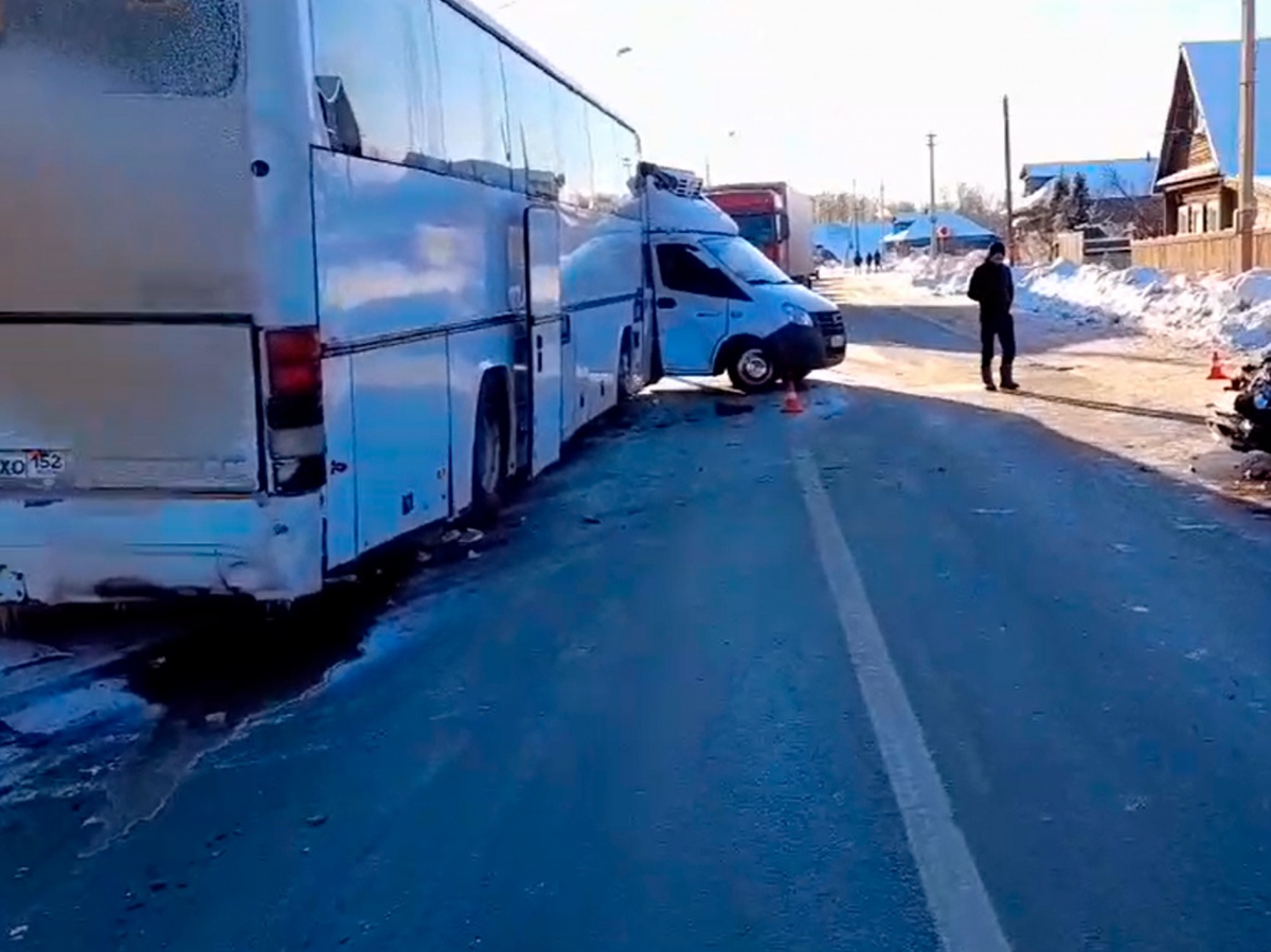 Водитель пострадал после наезда автобуса в Борском районе - фото 2