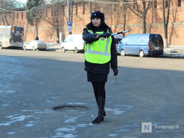 Девушки-полицейские поздравили нижегородских водителей с Днем защитника Отечества - фото 35