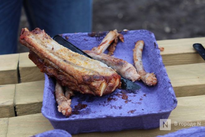 Чемпионы по поеданию ребрышек съели порцию за три минуты в Чернопрудском сквере - фото 23
