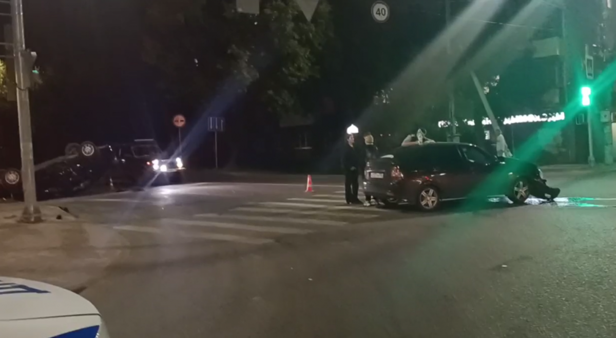 &laquo;Лада&raquo; перевернулась на крышу в ДТП в Нижнем Новгороде - фото 1