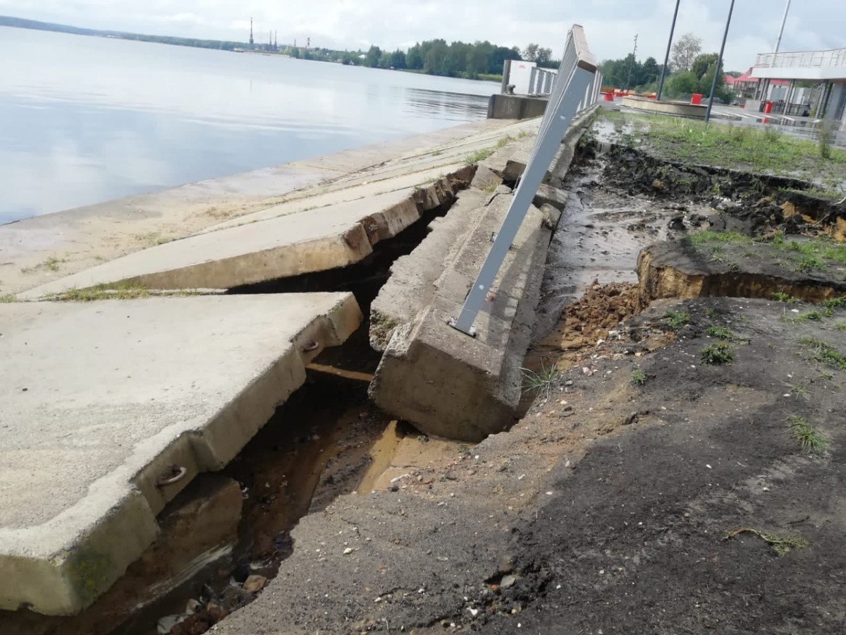 Благоустроенная пристань частично разрушилась в Чкаловске - фото 1