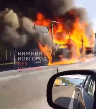 Многокилометровая пробка образовалась из-за горящего грузовика под Нижним Новгородом - фото 1