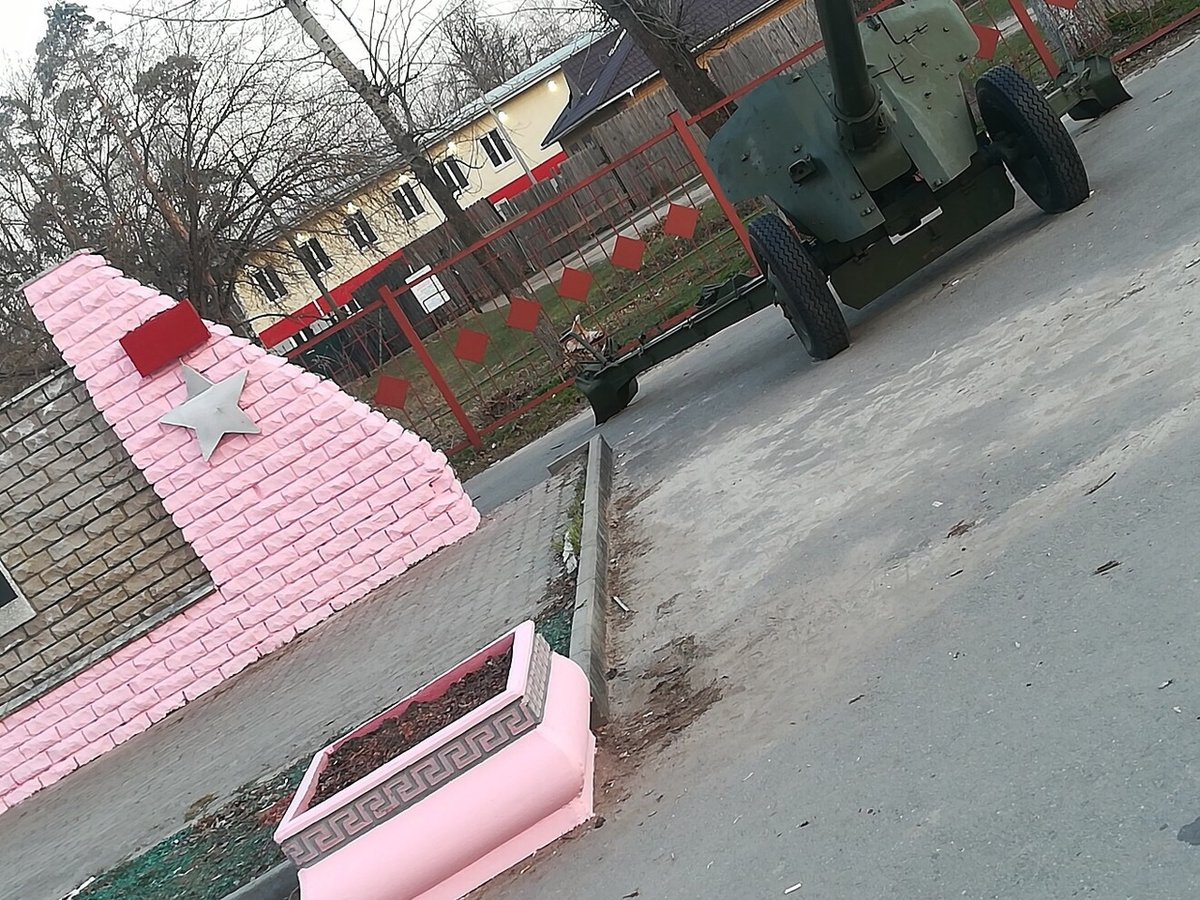 Мемориал павшим воинам в Кулебаках выкрасили в розовый цвет - фото 2