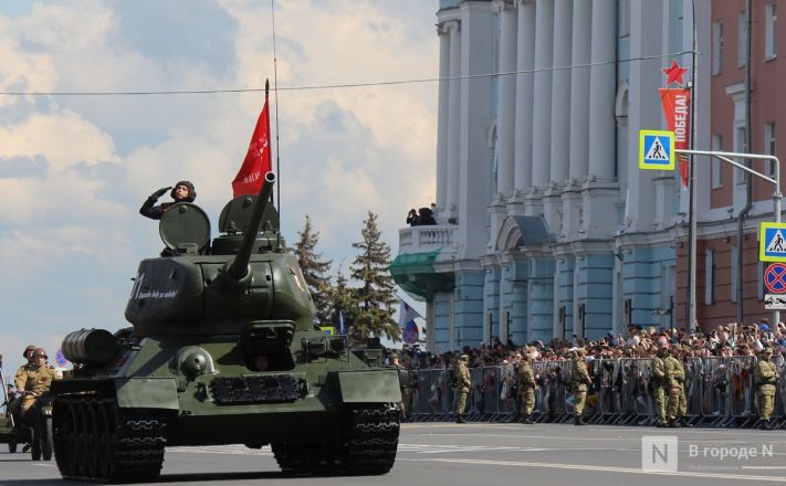 Фоторепортаж: парад в честь 80-й годовщины Победы прошел в Нижнем Новгороде - фото 211