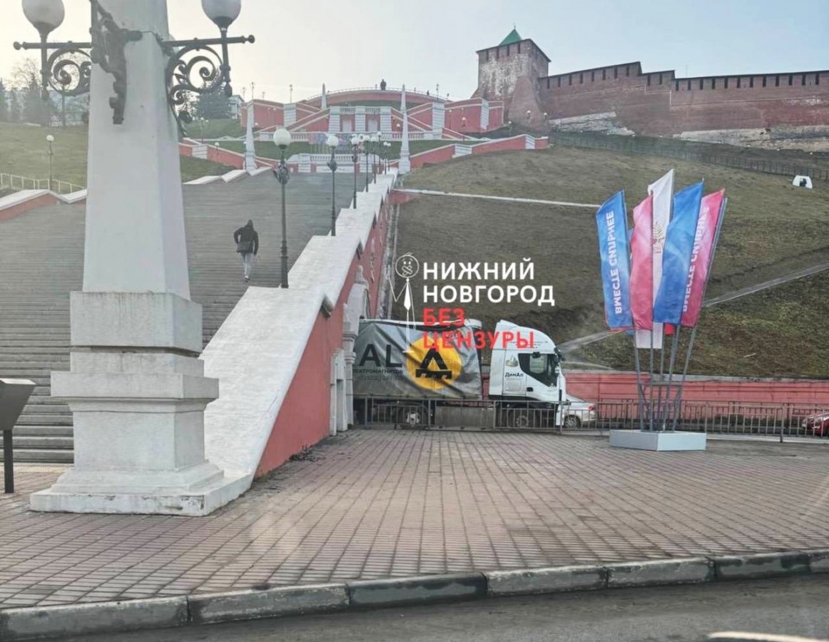 Фура застряла под Чкаловской лестницей в Нижнем Новгороде - фото 1