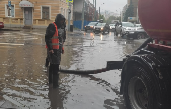 Последствия ливня устраняют в Нижнем Новгороде - фото 1