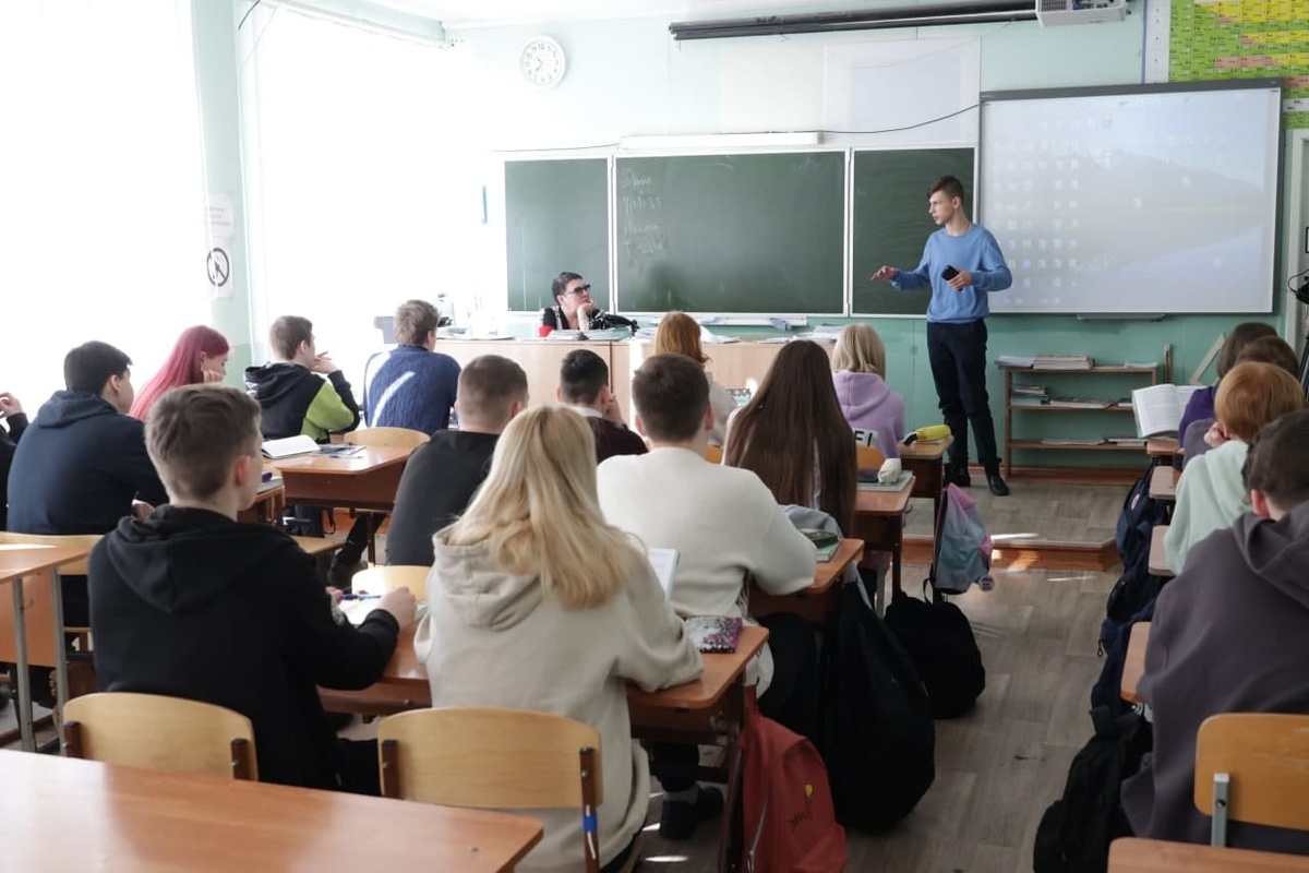 Дети из Донбасса начали учебу в школе Дзержинска  - фото 1